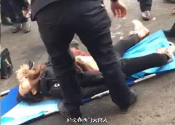 榆树市小两口闹离婚,男子当街刺死才20多岁的妻子,逃逸 !