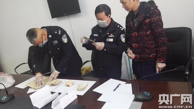 技术人员对死者遗物进行检查