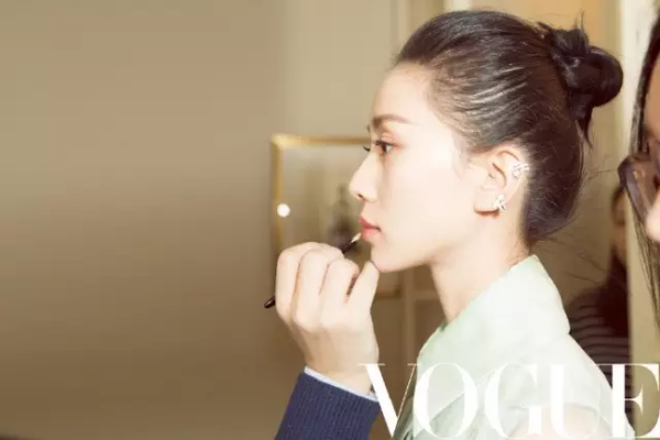 化妆师给刘诗诗上唇妆,侧面照就很是唯美动人,看着她那樱桃般的小嘴唇