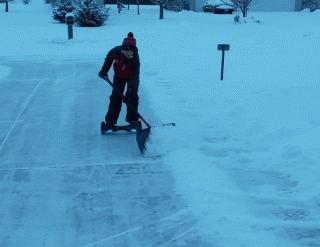 搞笑段子: 玩网络游戏认识个妹纸,老子带她升级,买装备,充金币.