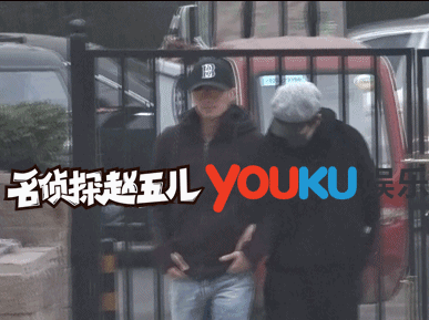 王菲手插谢霆锋口袋撒娇取暖,没想到是这样的天后
