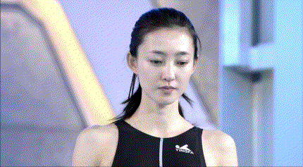 13年江苏卫视的综艺真人秀《星跳水立方》, 王丽坤一身经典款连体