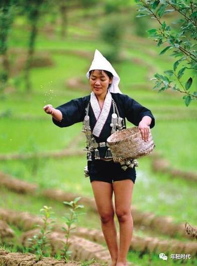 露酥胸光大腿 探秘哈尼族奕车女人