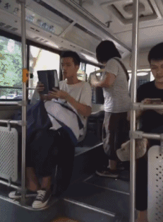 搞笑gif:就这智商就别出来捉弄人了!