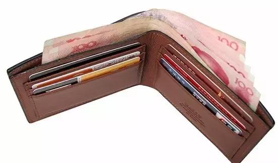 7.钱包里不能放很多和钱没关系的杂物.例如:纸条,名片等.