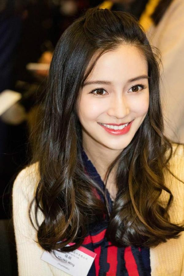 身材没有太大变化的angelababy,不说怀孕,没人看得出,梳着公主卷发,一