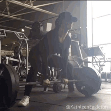 除了大重量的举铁 她也兼顾徒手训练 引体向上十分轻松 练出六块腹肌