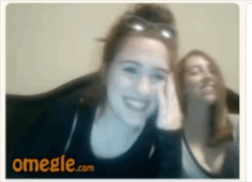 妹纸一脸花痴盯着小哥 一阵荡漾