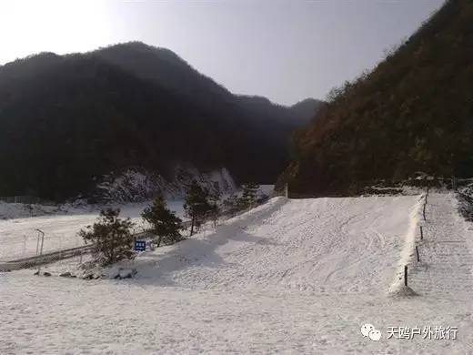 滑雪场内建有4条滑道,坡度多变,其中最大坡度可达15度!
