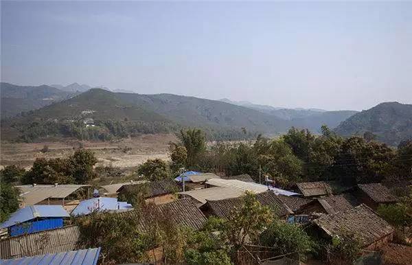 【昔归茶价格】 以下是昔归普洱茶近两三年的毛料价格: 2015昔归正山,忙麓山古树春茶毛茶价格:3800元/公斤,乔木,2600元/公斤。 2014昔归古树普洱茶毛茶价格:2200-3000元/公斤。 2013昔归古树普洱茶毛茶价格:4000元/公斤。 注:以上价格仅供参考,并不能完全代表昔归普洱茶的价格,昔归普洱茶的价格会根据春茶、夏茶、秋茶,以及古树、单株等情况有所区别,想选购昔归普洱茶的茶友请联系商家报价为主。 更多有关普洱茶老茶/中期茶/新茶的冲泡、保存、品饮等知识分享,请加南茗佳人评茶师红傧个人