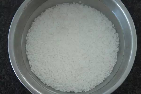 泡好的糯米隔水蒸1小时蒸熟.