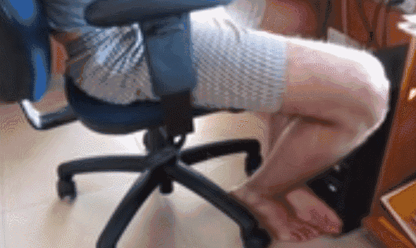 梁同学认为这次受伤是由于自己的不良习惯——长期侧着脚抖腿积累导致