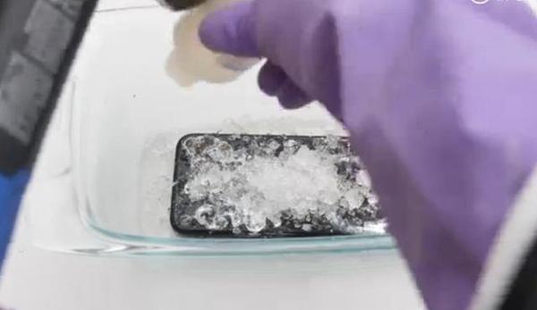 惊呆!当iPhone 7 碰上世界上最强的酸,结果竟然