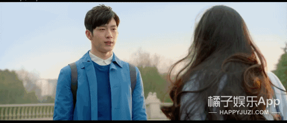 井柏然在电影《微微一笑很倾城》中蓝色毛衣搭配蓝色外套,也是清新到