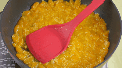 这一步熬煮是为了收干水分,橘子泥会慢慢地变得粘稠,熬出果酱的口感