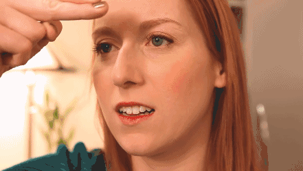 就比较简单 先深吸一口气 然后把头微仰起来 捏住鼻子屏住呼吸 等到憋