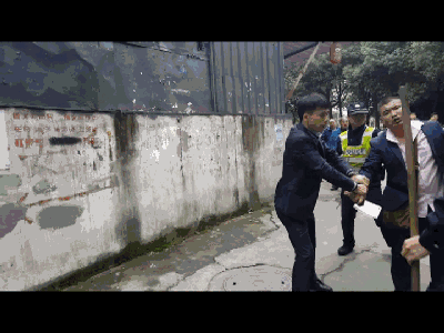 人的过程) 经审查,犯罪嫌疑人余某,33岁,河南淮滨人,2011年因犯抢劫罪