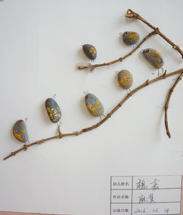陇能伟才国际幼儿园石头艺术拼贴画作品欣赏_动物世界 生活中,处处都能够见到石头的踪影,那我们有没有想过一块又一块的小石头,也可以拼成美丽的图案呢?现在,我们一起来欣赏、欣赏陇能伟才国际幼儿园小班亲子活动中精美的石头艺术拼贴画: