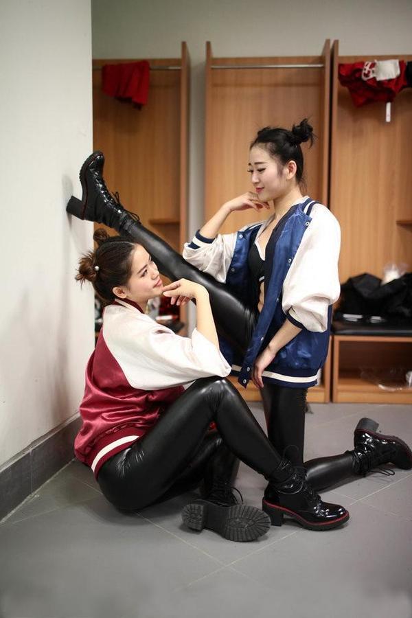 CBA宝贝姐妹花演绎皮裤诱惑