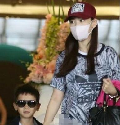 30岁马蓉近照!口罩遮面怕被骂,邋遢似大妈?