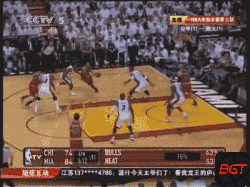 和詹姆斯正面对抗 而作为重量级别的大中锋却被撞出底线 拍在篮架上!