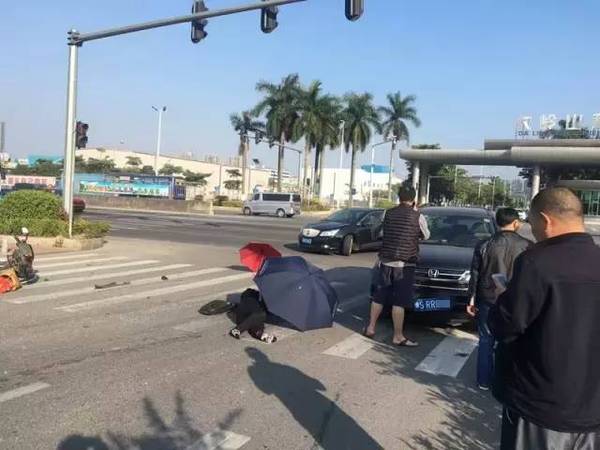 又死了一个!今早东莞发生惨烈车祸,小车撞上电动车