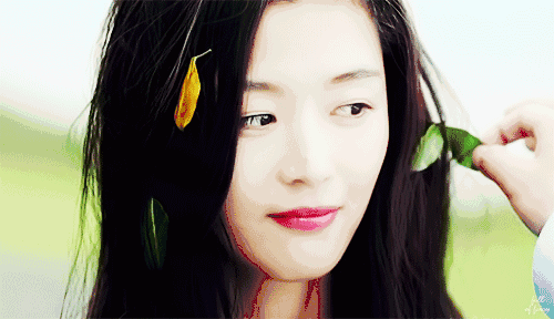 然后全智贤就这样,抹着这个颜色花式撩你们的男神李敏镐.