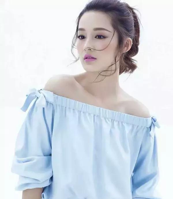与杨幂撞衫的还有李沁,可算是90后女星的代表.