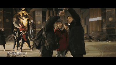 刚杀青就开始炸片场,郑伊健在片场大玩