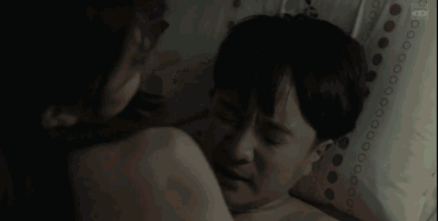 耳机里传来阵阵呻吟,一边是将死之人的呻吟,一边是高潮迭起的呻吟.