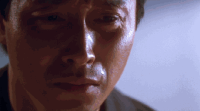 得知房东妻儿死于泥石流后,陷入绝望的章昕.