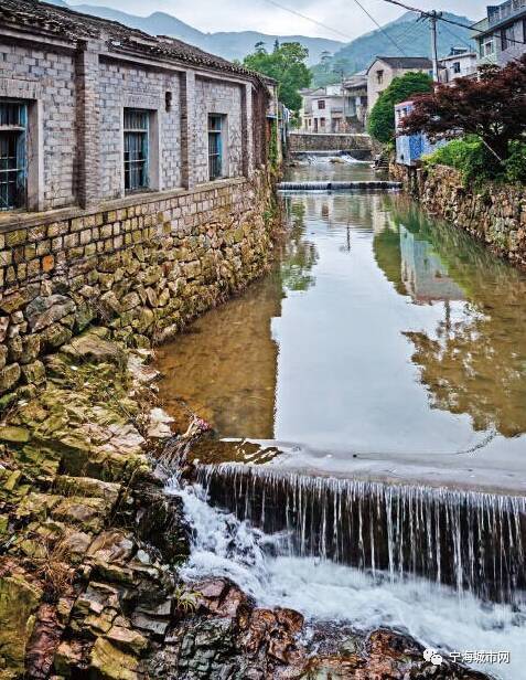 境殷实，气势浩大，马姓人外迁，而村名至今仍名“马岙”，主姓为俞氏。