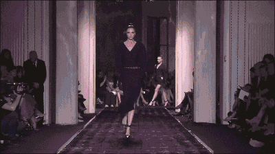 perfect catwalk show 再看一向众神云集,不吝成本的 versace 大秀