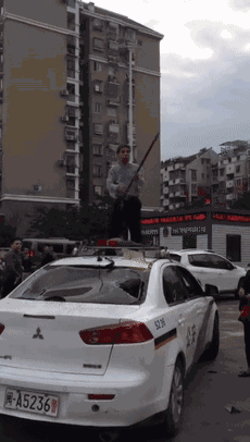 福州一男子闹市区打砸警车!警方回应