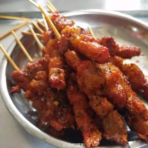 云南个旧铁路市场烤肉小串有特点 大家围坐一起吃