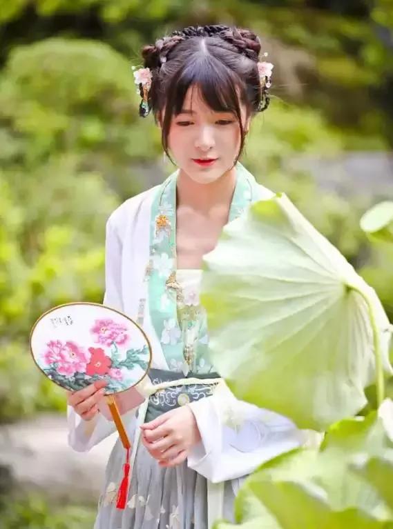 徐娇身着精美汉服出席品牌活动的现场图