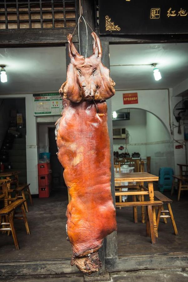 涞滩的美食也是不得不提之事,每家餐馆门口几乎都挂了整块的腊猪肉,分