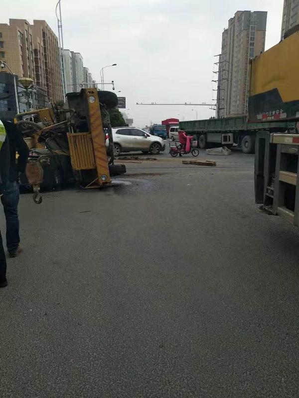 市武进区中吴大道与今创路十字路口,大润发超市门口,发生一起重大车祸