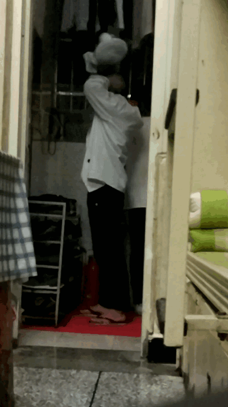 抓了只大泥鳅,就是会咬人,搞笑gif