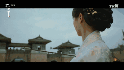 灿烂的神-鬼怪》 金所炫此前在第一集开篇中有短暂亮相,是王妃的身份