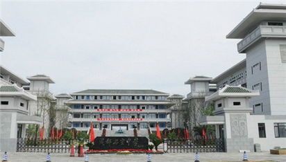 石室中学 共有两个校区:文庙校区(文庙前街93号)和北湖校区(龙潭立交
