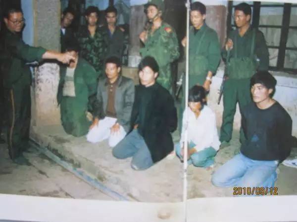 1992年平远街缉毒枪战全记录 图片缴获的非法枪支 武警云南总队三