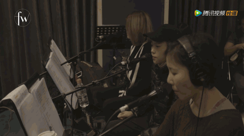 坐在姑姑窦颖的旁边,一边打着节拍,一边认真脸地给妈妈王菲唱着和声!