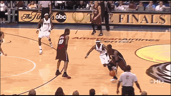 天王这个球是想抢断韦德的球,所以他在