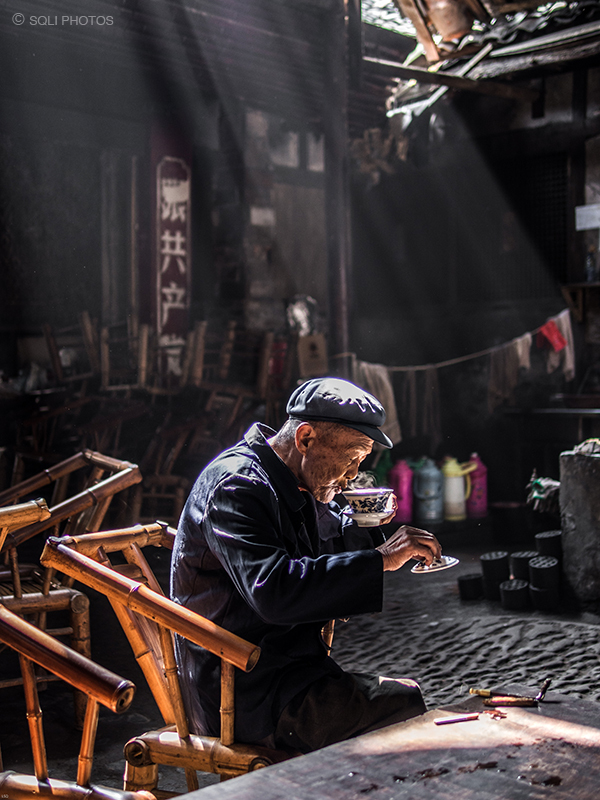 清茶一杯,香烟一支,晒太阳的老人们,悠闲自得!