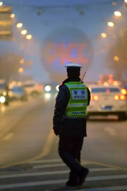 (摄影:中山交警刘宇航) 大连交警蜀黍 全天候在路上 陪您过圣诞节