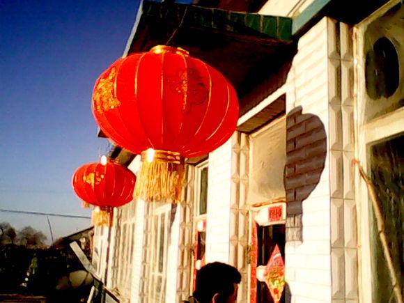 春节家家户户都会贴对联,挂灯笼,除夕晚上放鞭炮.