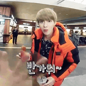 发现有趣的过程,比如这次就看到了不幸与大妈撞了红色羽绒服的吴亦凡!