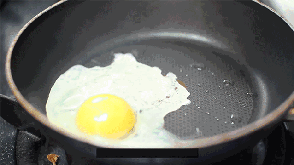 另取一锅煎一个鸡蛋,放于炒饭上,可添加喜欢的海苔食用.