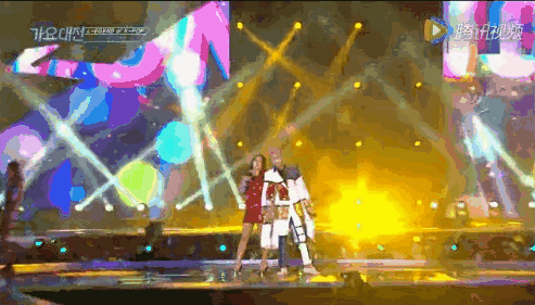 她是韩国全能女歌手,时隔八年性感回归搭档bigbang人气鲜肉男神top!